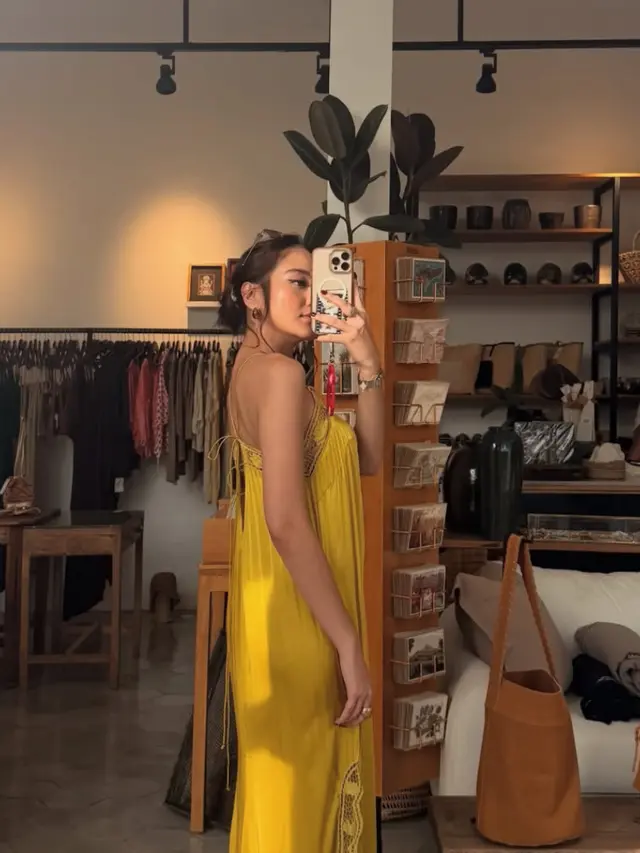 Salshabilla Adriani Liburan ke Bali pakai dress kuning. [@salshabillaadr]