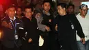 Wali Kota Pasuruan Setiyono (kedua kiri) dikawal polisi bersenjata setibanya di gedung KPK, Jakarta, Jumat (5/10). KPK melakukan operasi tangkap tangan (OTT) terhadap Setiyono dan lima orang lainnya terkait proyek di Pasuruan. (Merdeka.com/Dwi Narwoko)