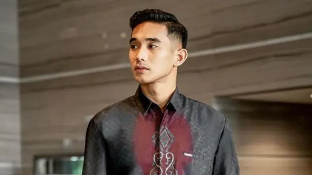 Rizky Ridho Unggah Foto Jadi Model Kemeja Batik, Ramai Dikomentari Sesama Pemain Timnas Indonesia.