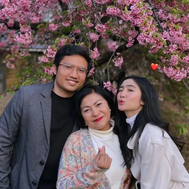 Pakai Kimono, Ini 6 Potret Kompak Febby Rastanty Bereng Keluarga di Jepang