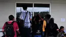 Awak media terlihat mengambil gambar dari luar ruangan Crisis Centre di Terminal II Bandara Juanda, Surabaya, Senin (29/12/2014). (Liputan6.com/Johan Tallo)