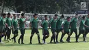 Pemain Timnas Indonesia U-19 memindahkan posisi gawang jelang latihan di Lapangan B Kompleks GBK, Jakarta, Selasa (18/9). Latihan ini persiapan  PSSI Anniversary Cup U-19 dan Piala AFC U19. (Liputan6.com/Helmi Fithriansyah)