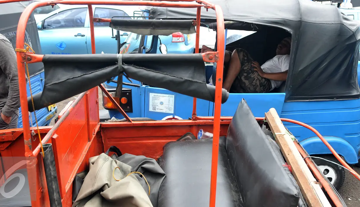 Seorang Supir Bajaj terlihat tidur di sela-sela demo di depan Gedung DPR/MPR, Jakarta, Selasa (22/3/2016). Pendemo menuntut pemerintah untuk membekukan jasa transportasi berbasis online. (Liputan6.com/Johan Tallo)