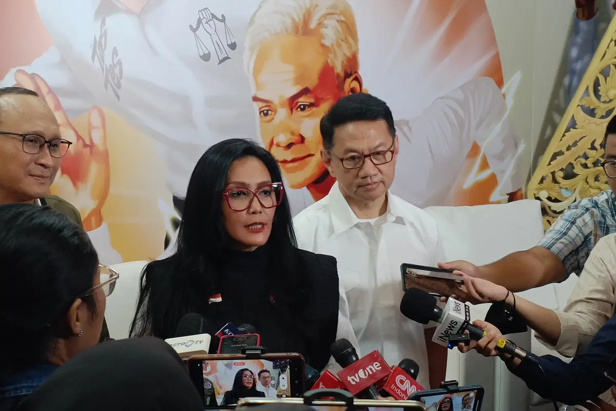 Dewan Pakar Tim Pemenangan Nasional (TPN) Ganjar-Mahfud, Rieke Diah Pitaloka, di Media Center TPN Ganjar-Mahfud, Jalan Cemara, Jakarta, Senin (22/1/2024). (Merdeka.com/Alma Fikhasari)