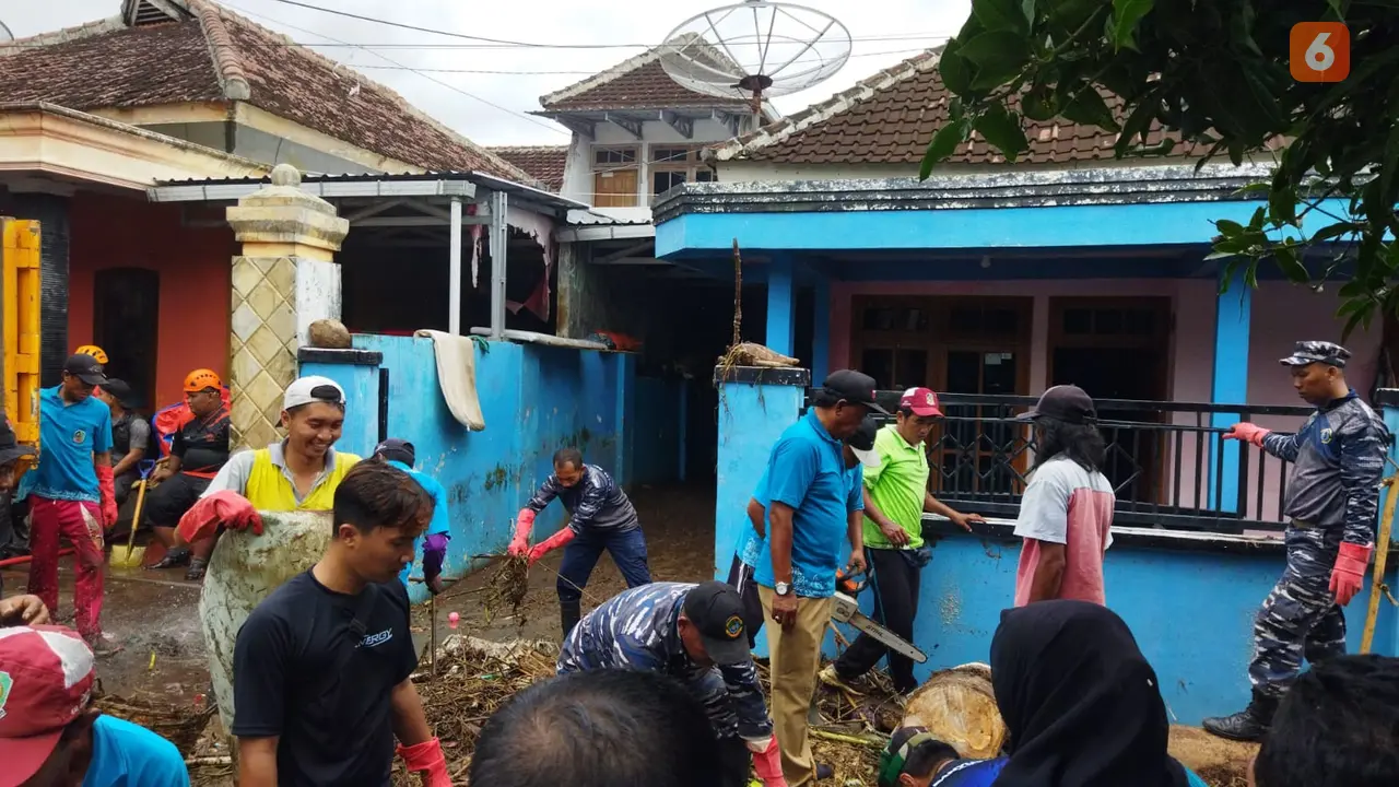 Warga terdampak banjir mulai membersihkan sampah sisa banjir di Kelurahan Sobo Banyuwangi. (Hermawan Arifianto/Liputan6.com).