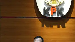 Ketua KPK Firli Bahuri menyampaikan keterangan pers terkait Operasi Tangkap Tangan (OTT) Gubernur Sulawesi Selatan di Jakarta, Minggu (28/2/2021) dinihari. KPK menetapkan tiga tersangka dalam kasus dugaan penerimaan suap terkait proyek infrastruktur di Sulawesi Selatan (Liputan6.com/Herman Zakharia)