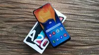 Harga Galaxy A20 di Indonesia. (Liputan6.com/ Yuslianson)