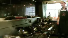 Kapten Everton memasak makanan khas Thailand