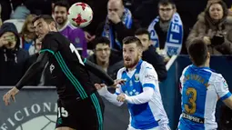 Pemain Real Madrid, Theo Hernandez (kiri) berusaha melewati adangan dua pemain Leganes pada  laga Copa Del Rey di Estadio Municipal Butarque, Leganes, (18/1/2018). Real Madrid menang 1-0. (AFP/Oscar Del Pozo)
