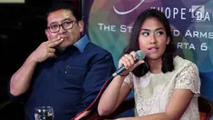Shafa Sabila Fadli ditemanii Ayahnya yang juga Wakil Ketua DPR Fadli Zon memberi keterangan pers saat melaunching single lagu terbarunya di Jakarta, Sabtu (6/1). Shafa melauncing dua lagu berjudul 'Hope' dan 'Kita Jalin Rasa'. (Liputan6.com/Johan Tallo)