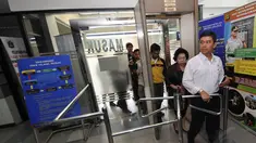 Men PAN-RB, Yuddy Chrisnandi melakukan inspeksi mendadak (sidak) di beberapa kantor pelayanan publik, Jakarta, Jumat (2/1). (Liputan6.com/Miftahul Hayat)