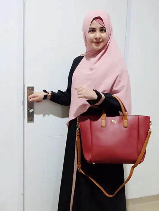 Selama menunaikan Ibadah Haji di Mekkah, Risty Tagor mengaku memanjatkan doa khusus untuk keluarga dan pekerjaan. Urusan jodoh, nampaknya bukan menjadi hal yang diutamakan Risty saat ini. (Instagram/ristytagor)