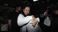 Mantan Anggota Komisi V DPR F-PDIP Damayanti Wisnu Putranti‎ menangis sambil memeluk erat putrinya, usai sidang pembacaan putusan di Pengadilan Tipikor, Jakarta, Senin (26/9). Damayanti dijatuhi hukuman 4 tahun 6 bulan penjara. (Liputan6.com/Helmi Afandi)