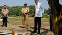 Penjabat (Pj) Gubernur Jawa Tengah, Nana Sudjana mendampingi Presiden Joko Widodo (Jokowi) meninjau realisasi bantuan pompa air di Desa Krendowahono, Kecamatan Gondangrejo, Kabupaten Karanganyar, Rabu, 19 Juni 2024.