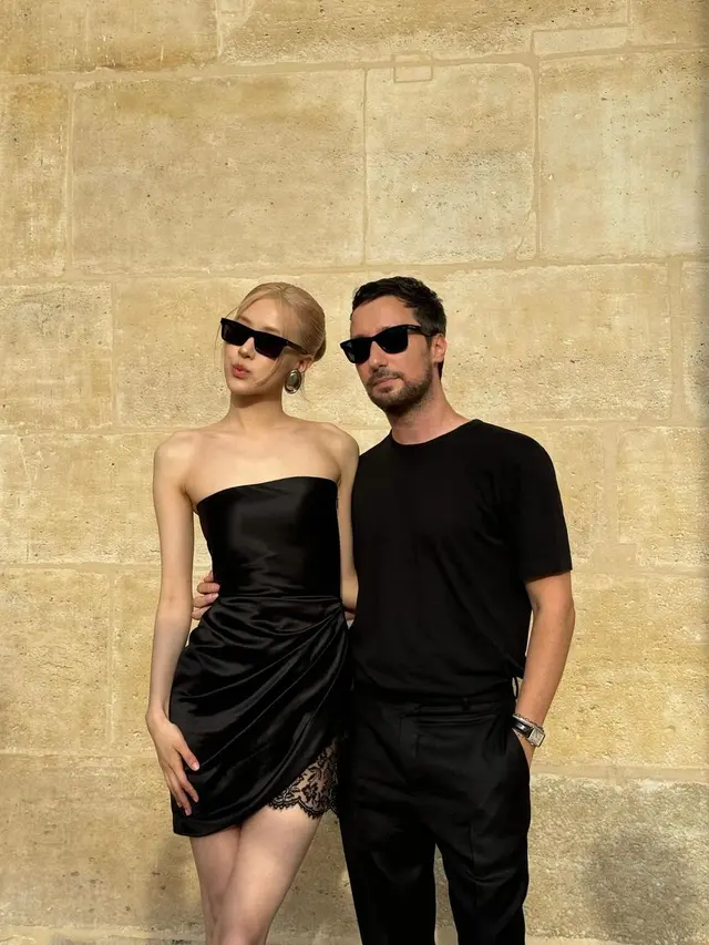 8 Gaya Slay Chic Rose BLACKPINK Jadi Juri di Paris, Tampilkan Body Skinny yang Meresahkan