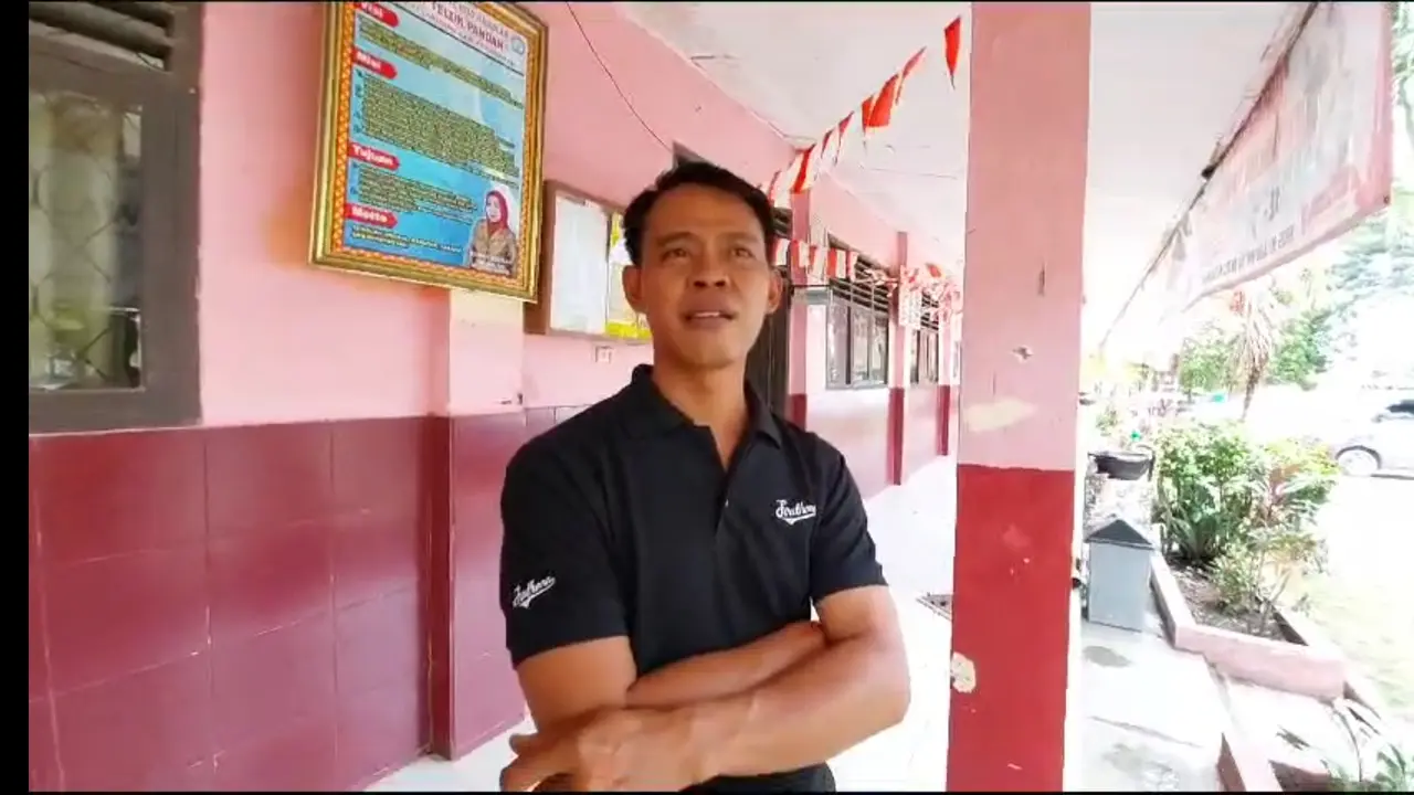 Sodikin, paman korban perundungan saat ditemui di SD Teluk Pandan. Foto (Liputan6.com/Ardi)
