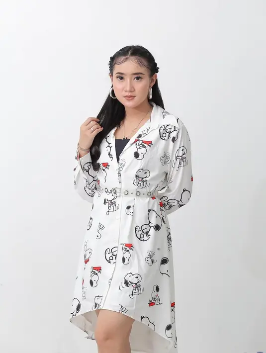 Tak hanya itu saja, tatanan rambutnya juga terus bereksplorasi. Sehingga, tampilannya terlihat tidak membosankan. [Foto: Dok. Instagram @yeniinka]