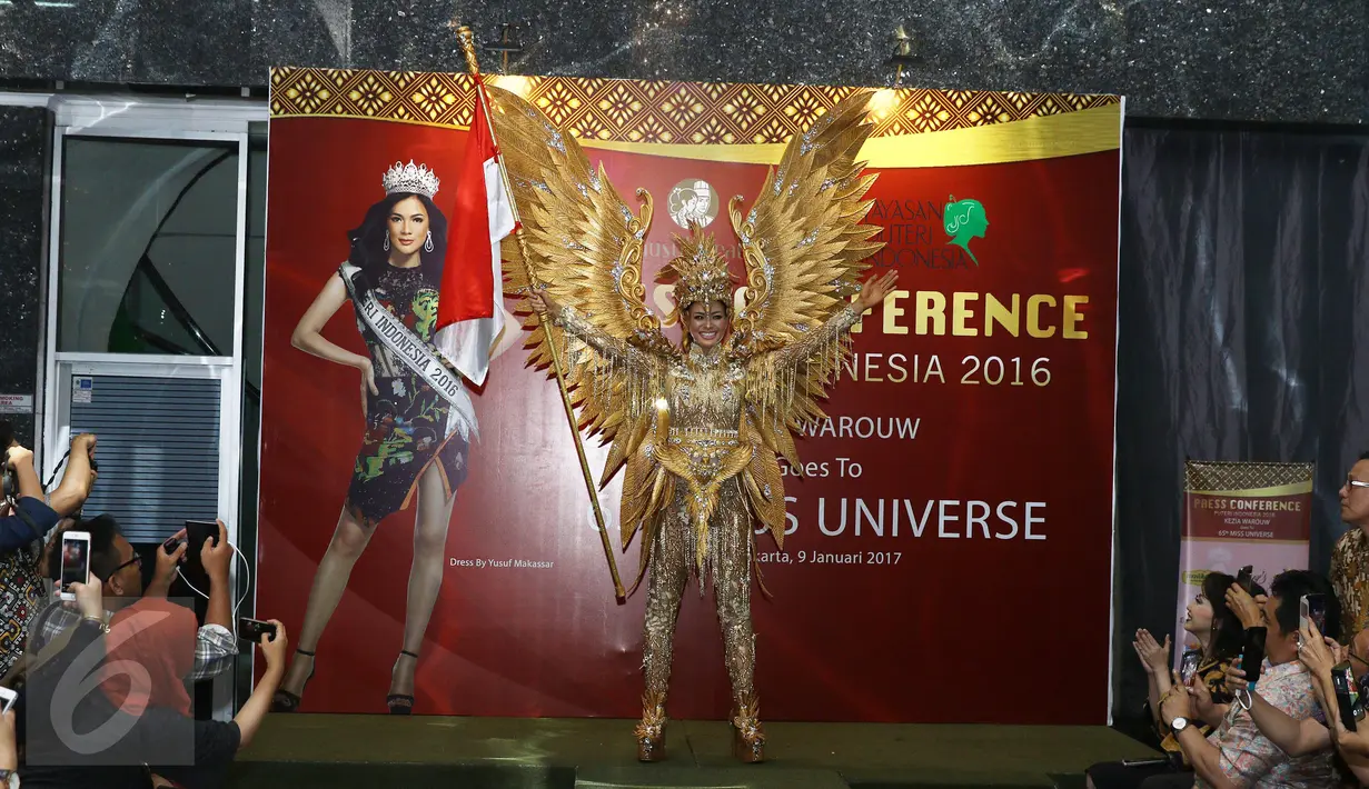 Puteri Indonesia 2016, Kezia Warouw memperkenalkan kostum untuk berlaga di Miss Universe 2016 pada saat jumpa pers jelang keberangkatan Puteri Indonesia ke ajang Miss Universe 2016 di kawasan Pancoran, Jakarta, Senin (9/1). (Liputan6.com/Herman Zakharia)