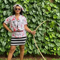 Nirina Zubir sedang menyiram pohon sirih di rumahnya (Dok.Instagram/@nirinazubir_/https://www.instagram.com/p/B-yyhINDg_h/Komarudin)