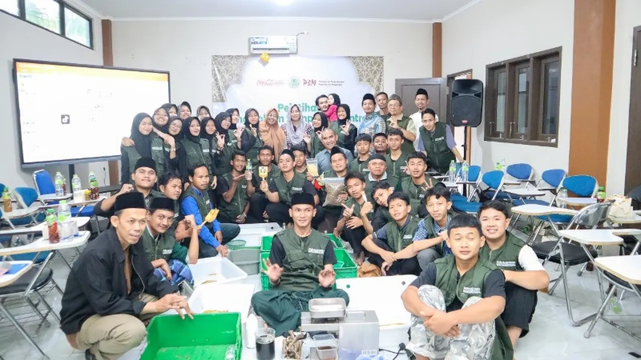 Kolaborasi 10 Pesantren dengan P3M dan CCEP Indonesia dalam Program Pengelolaan Sampah.  foto: istimewa