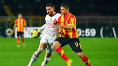 Pemain AC Milan Theo Hernandez (kiri) berebut bola dengan pemain Lecce Lorenzo Colombo pada pertandingan sepak bola Liga Italia di Lecce, Italia, 14 Januari 2023. Pertandingan berakhir imbang dengan skor 2-2. (Giovanni Evangelista /LaPresse via AP)