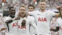 Para Pemain Tottenham Hotspur merayakan gol yang dicetak oleh Christian Eriksen ke gawang West Ham United pada laga Premier League di Stadion London, Sabtu (23/9/2017). Tottenham Hotspur menang 3-2 atas  West Ham United. (AP/Tim Ireland)