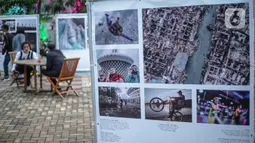 Pameran karya foto jurnalistik dari para pewarta foto di kawasan Thamrin 10, Jakarta, Jumat (4/12/2020). Sebanyak 133 karya dipilih berdasarkan kriteria dari dewan juri dalam mengikuti ajang pameran "Rekam Jakarta" sepanjang tahun 2019-2020 yang didera Pandemi Covid-19. (Liputan6.com/Faizal Fanani)