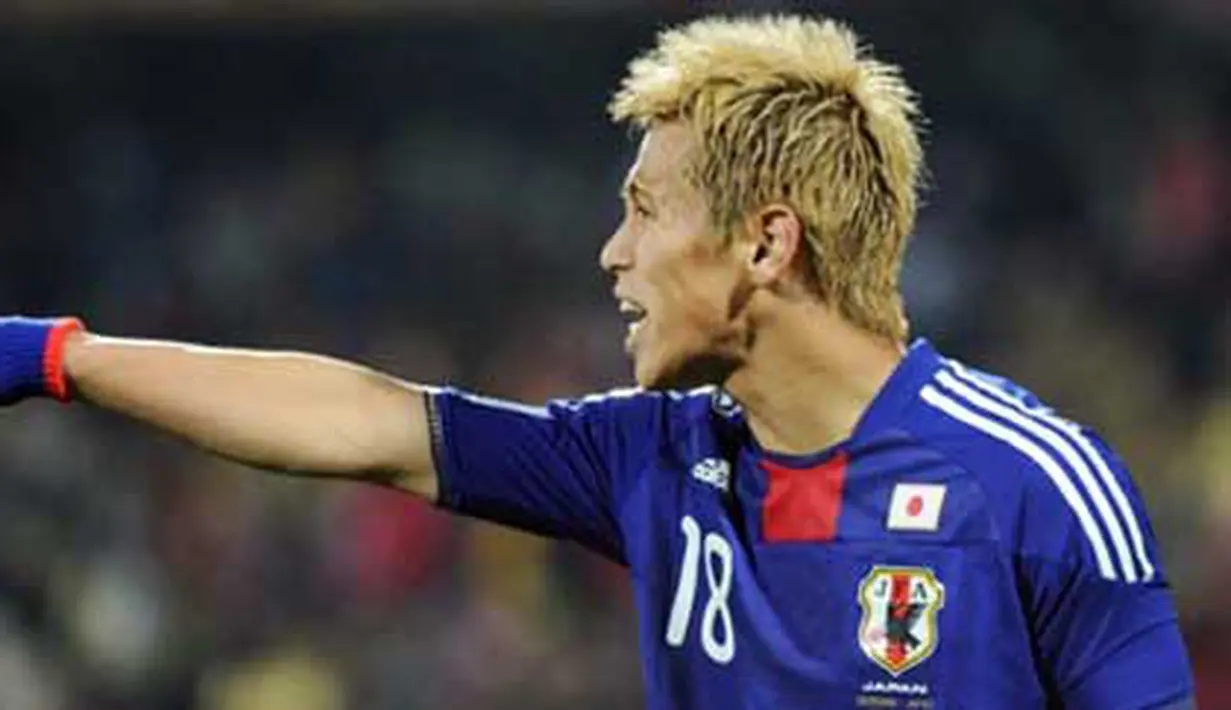 Gaya striker Jepang Keisuke Honda di laga penyisihan Grup E PD 2010 melawan Denmark di Royal Bafokeng Stadium, Rustenburg, 24 Juni 2010. Jepang unggul 3-1. AFP PHOTO / GABRIEL BOUYS 