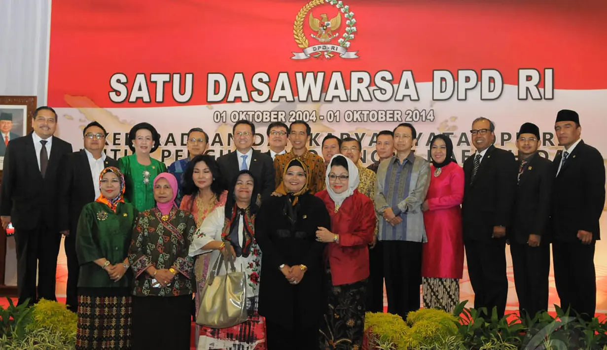 Jokowi dan JK berpose bersama para anggota DPD saat acara Hut DPD yang ke-10, di Gedung Nusantara IV DPR RI, Senayan, Jakarta, Senin (29/9/2014) (Liputan6.com/Herman Zakharia)