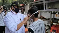 Sekretaris Kemenkop dan UKM Bagikan Masker Gratis