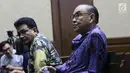 Terdakwa suap pembangunan PLTU Riau-1, Johannes Budisutrisno Kotjo (kanan) jelang sidang putusan di Pengadilan Tipikor, Jakarta, Kamis (13/12). Kotjo divonis 2 tahun 8 bulan penjara dan denda Rp 150 juta subsider 3 bulan. (Liputan6.com/Helmi Fithriansyah)