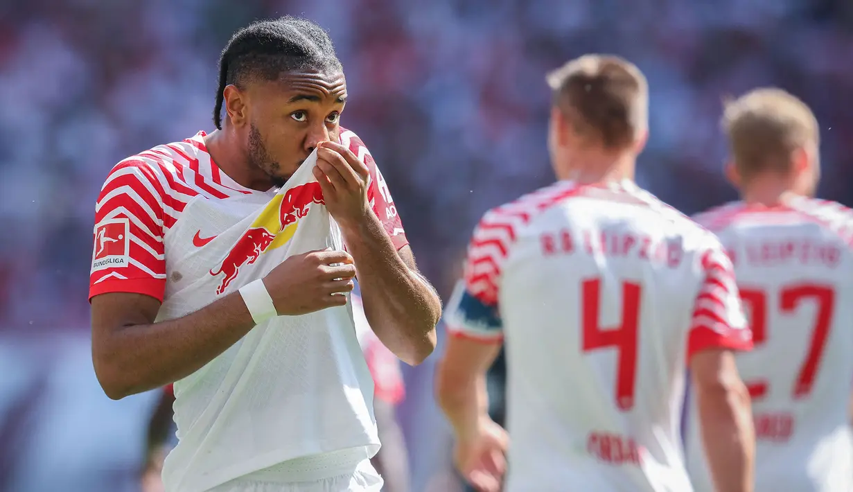 Selebrasi striker RB Leipzig, Christopher Nkunku setelah mencetak gol ke gawang Schalke pada laga Liga Jerman 2022/2023 di Leipzig (27/3/2023). Christopher Nkunku (Prancis) yang pada awal musim 2023/2024 hijrah ke Chelsea dari RB Leipzig ini tercatat pernah menjadi top skor Liga Jerman saat membela RB Leipzig yang dibelanya selama 4 musim. Pada musim 2022/2023 ia menjadi top skor Liga Jerman dengan koleksi 16 gol bareng Niclas Fullkrug (Werder Bremen). (AFP/Ronny Hartmann)