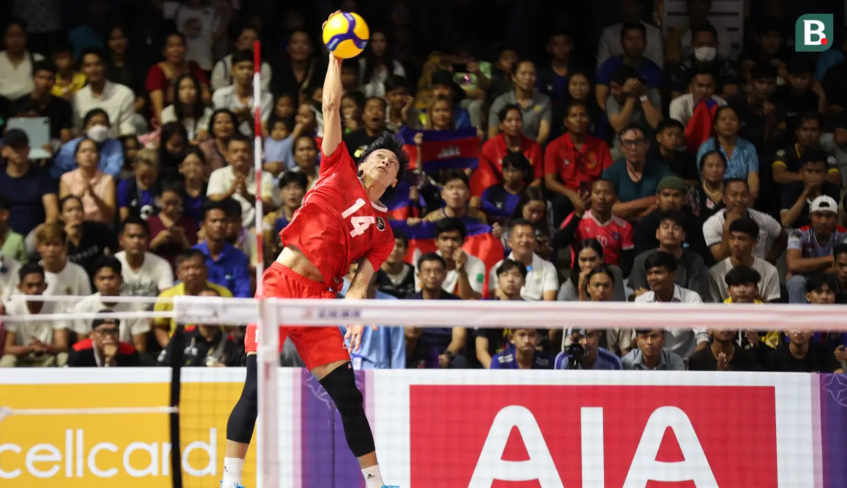 Setelah serve Farhan Halim mampu dikembalikan pemain Kamboja, Farhan Halim mampu menahan serangan dari area belakang dan memberikan bola kepada libero Fahreza Rakha, yang akhirnya mampu diselesaikan Rivan Nurmulki dengan penempatan bola di area kosong para pemain Kamboja. 1-0 untuk Indonesia. (Bola.com/Abdul Aziz)