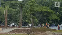 Pekerja melakukan penanaman kembali pohon-pohon di area proyek revitalisasi Taman Sisi Selatan Monunem Nasional, Jakarta, Rabu (5/2/2020).  Pohon tersebut adalah pohon baru untuk mengganti pohon besar yang ditebang. (merdeka.com/Imam Buhori)