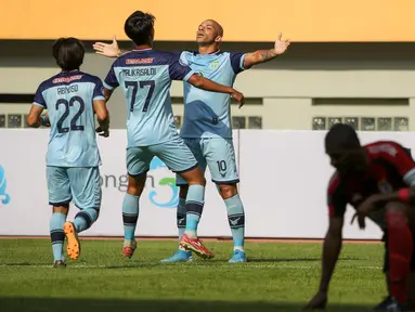 Penyerang Persela Ivan Carlos Franca Coelha merayakan gol pertama bersama rekan setimnya dalam laga pekan kedua BRI Liga 1 2021/2022 antara Persela Lamongan melawan Persipura Jayapura di Stadion Wibawa Mukti, Cikarang, Jumat (10/9/2021). Persela menang 1-0. (Bola.com/Bagaskara Lazuardi)