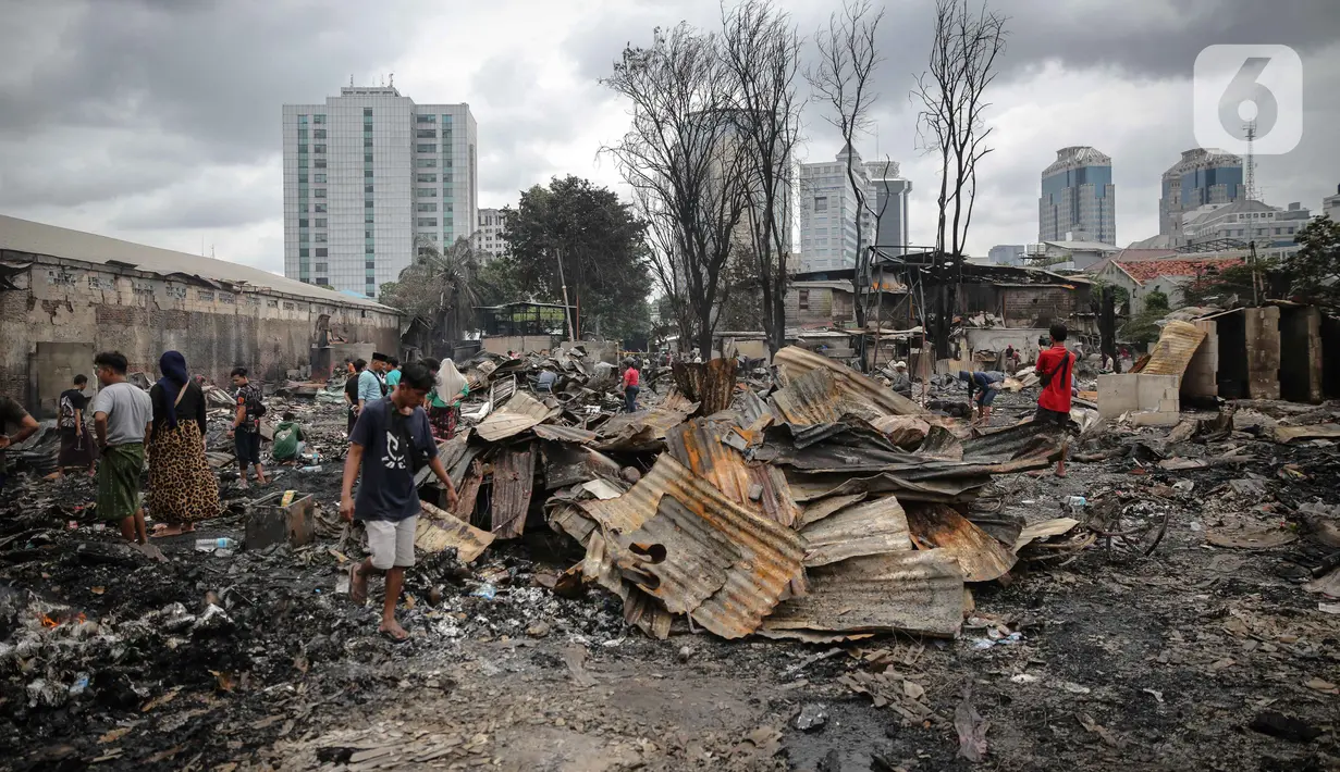 Warga mencari barang berharga di sekitar puing-puing bangunan tempat tinggal mereka yang terbakar di Jalan Tanah Abang 5 RT 003,004/RW 003, Petojo Selatan, Gambir, Jakarta Pusat, Senin (27/2/2023). Adapun sebanyak 87 rumah tinggal, 250 bangunan semi permanen, dan 86 Kepala Keluarga (KK), dengan total 342 jiwa terdampak akibat kebakaran di Tanah Abang ini. (Liputan6.com/Faizal Fanani)