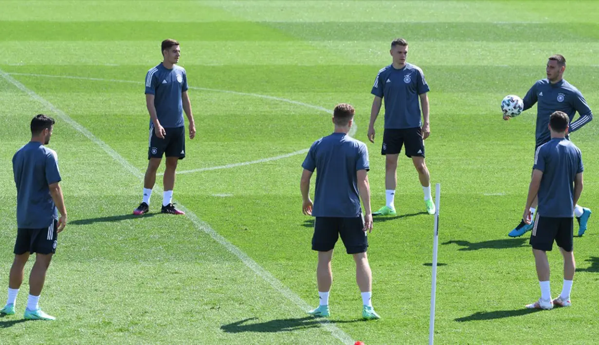 (kiri) Pemain Jerman Kevin Volland, Florian Neuhaus, Marcel Halstenberg, Matthias Ginter, Jonas Hoffmann dan Niklas Suele melakukan pemanasan saat sesi latihan MD-1 di Herzogenaurach, Jerman, Senin (28/6/2021). Jerman akan melawan Inggris pada babak 16 besar Euro 2020. (Christof STACHE/AFP)