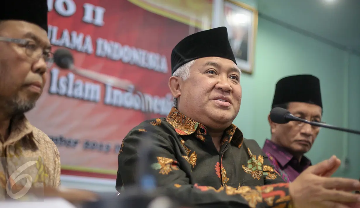 Ketua Majelis Ulama Indonesia Din Syamsuddin  memberikan keterangan pers usai Rapat Pleno II Dewan Pertimbangan MUI di Gedung MUI, Jakarta, (25/11). Rapat itu membahas gerakan bela negara dalam prespektif Islam Indonesia. (Liputan6.com/Faizal Fanani)