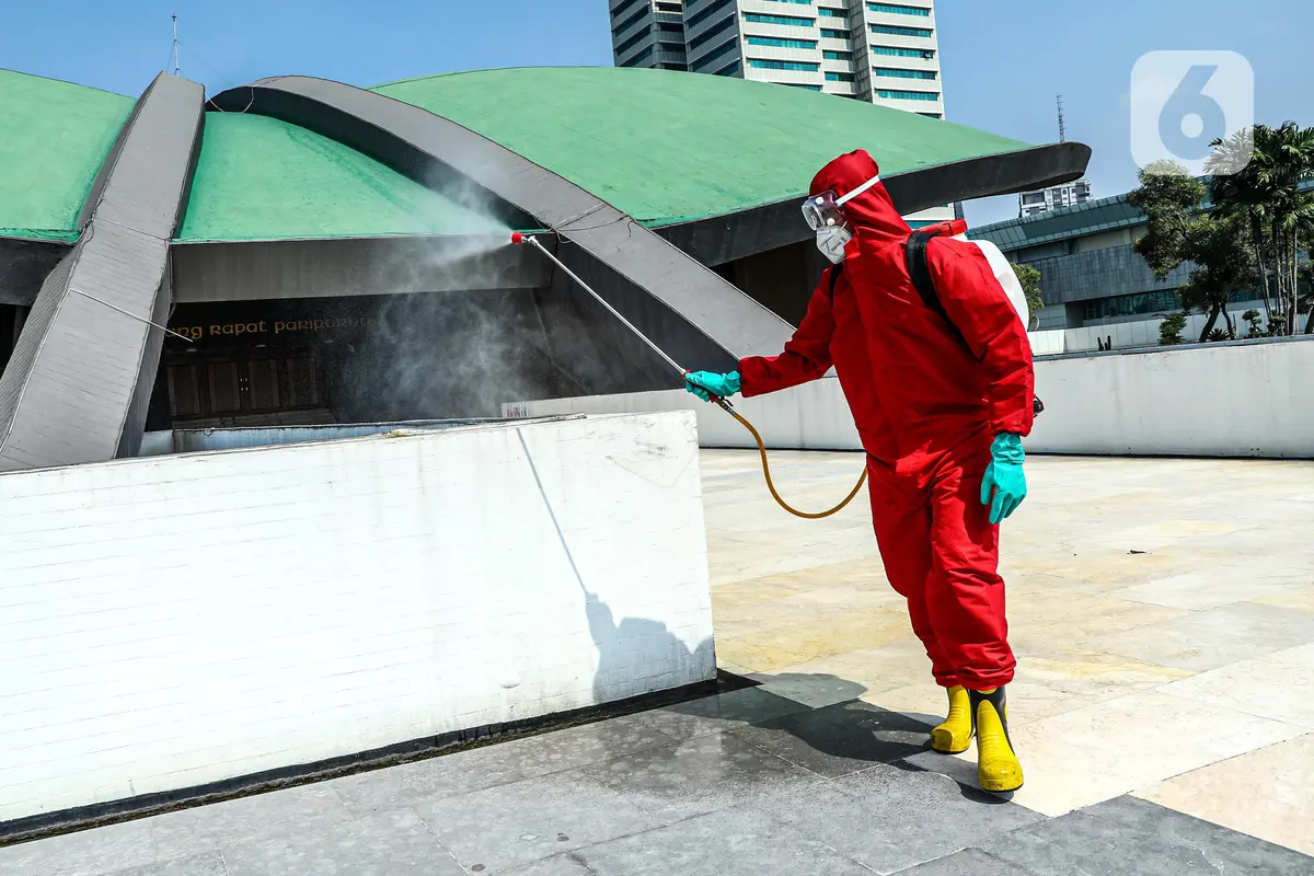FOTO: Penyemprotan Disinfektan Jelang Masa Sidang DPR