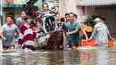 Puluhan ribu orang dievakuasi dari rumah mereka dan setidaknya dua orang masih dinyatakan hilang. (Ted ALJIBE/AFP)