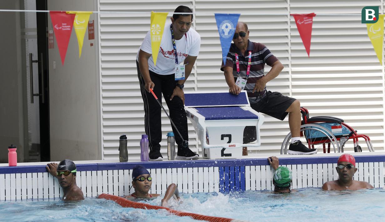 Pelatih memeberi arahan kepada atlet renang Asian Para Games Indonesia saat latihan di Stadion Akuatik, GBK, Jakarta, Jumat (05/10/2018). Latihan tersebut juga dalam rangka adaptasi kolam renang jelang pertandingan. (Bola.com/M Iqbal Ichsan)
