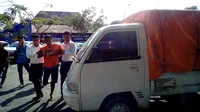 Malam hari, pencuri helm itu naik taksi dan berhenti di halaman sekolah tempat mobil PNS Bangkalan terparkir. (Liputan6.com/Musthofa Aldo)
