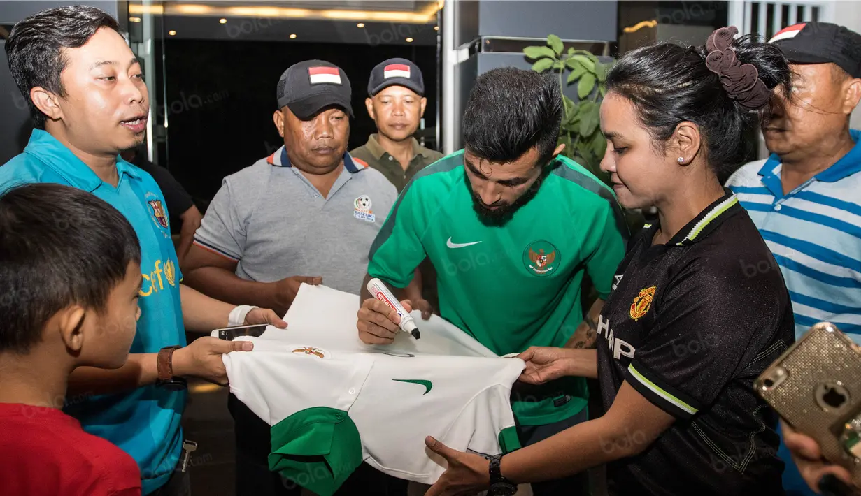 Gelandang Timnas Indonesia, Stefano Lilipaly, memberikan tanda tangan kepada fans saat berada di Hotel Lor In, Jawa Barat, Jumat (2/12/2016). Keramahan Lilipaly membuat fans sukacita. (Bola.com/Vitalis Yogi Trisna)
