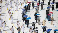 Sejumlah jemaah saling jaga jarak saat melakukan tawaf mengelilingi Ka'bah di dalam Masjidil Haram saat melakukan rangkaian ibadah haji di Kota Suci Mekkah, Arab Saudi, Rabu (29/7/2020).  Karena pandemi virus corona COVID-19, pemerintah Arab Saudi hanya membolehkan sekitar 10.000 orang. (AP Photo)