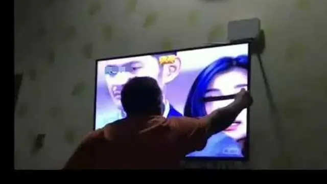 6 Kelakuan Bapak-Bapak saat Nonton Sinetron Ini Bikin Tepuk Jidat