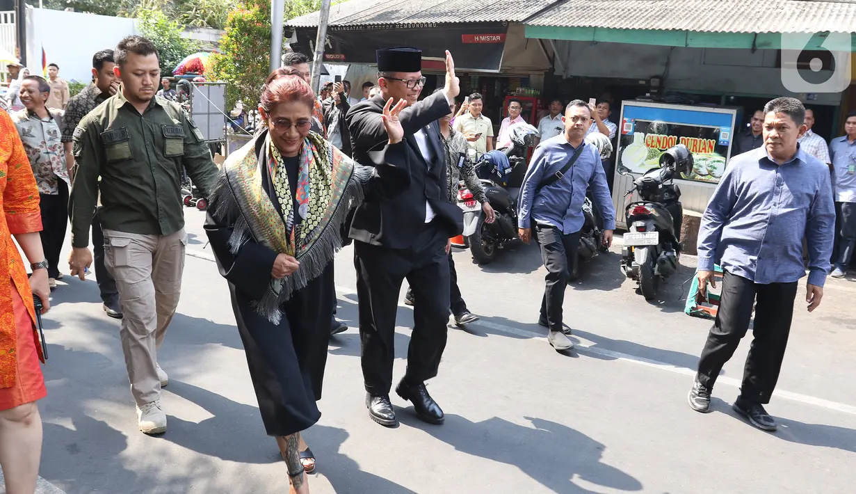 Edhy Prabowo bersama Susi Pudjiastuti (kiri) tiba untuk menghadiri acara serah terima jabatan (Sertijab) Menteri Kelautan dan Perikanan di Kantor KKP, Jakarta, Rabu (23/10/2019). Edhy menggantikan Susi Pudjiastuti pada Kabinet Indonesia Maju periode 2019-2024. (Liputan6.com/Herman Zakharia)