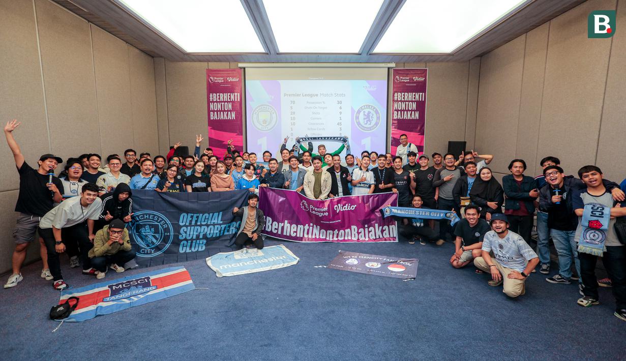 <p>Fans Manchester City yang tergabung dalam Manchester City Supporter Club (MCSC) Indonesia berfoto bersama setelah Roaring Night Liga Inggris antara The Cityzens melawan Chelsea di Hotel Ibis, Tanah Abang, Jakarta, Minggu (18/02/2024) dini hari WIB. (Bola.com/Bagaskara Lazuardi)</p>