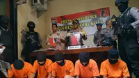 Selain pencuri apes, polisi di Kediri juga menangkap enam orang jambret yang salah satunya ditembak di kaki. (Liputan6.com/Dian Kurniawan)
