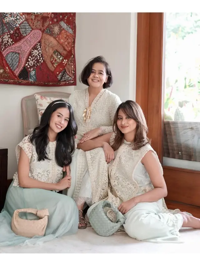 6 Potret Gaya Baju Lebaran Keluarga Maudy Ayunda dari 2023-2025, Selalu Dinanti