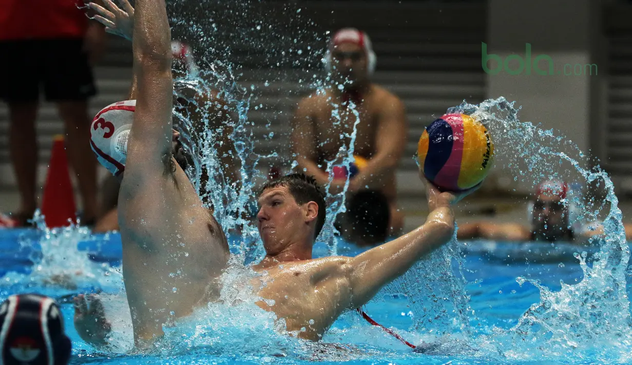 Duel dua atlet Polo Air Serbia pada latihan gabungan di Aquatic Center, Jakarta, Rabu (10/7/2018). Latihan tersebut sebagai persiapan tim Indonesia menuju Asian Games 2018. (Bola.com/Nick Hanoatubun)